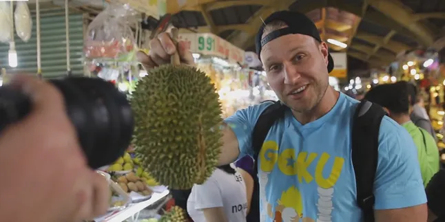 Katakan Durian Seperti Kentut, Bule Ini Malah Ketagihan!