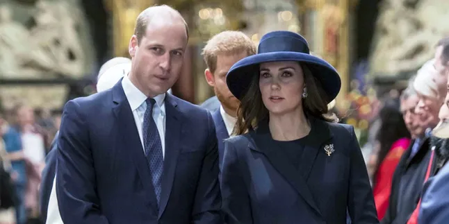 Kate Middleton & Pangeran William Gandengan Mesra di Depan Kamera Media Kate Middleton & Pangeran William Gandengan Mesra di Depan Kamera Media