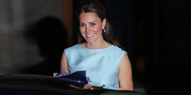 Kate Middleton Kembaran Baju Sama Naomi Watts, Keren Mana?