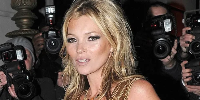 Kate Moss Nyaris Bugil di Majalah Love
