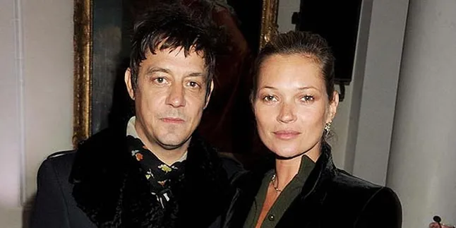 Kate Moss Pose Topless Ala Biarawati