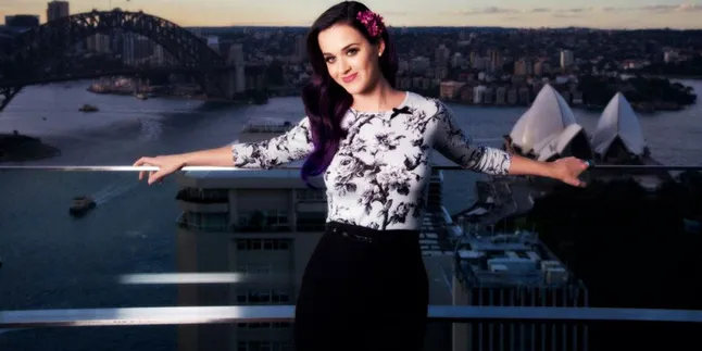 Katy Perry Beli 5 Mobil Mewah Untuk Assistantnya! Katy Perry Beli 5 Mobil Mewah Untuk Assistantnya!