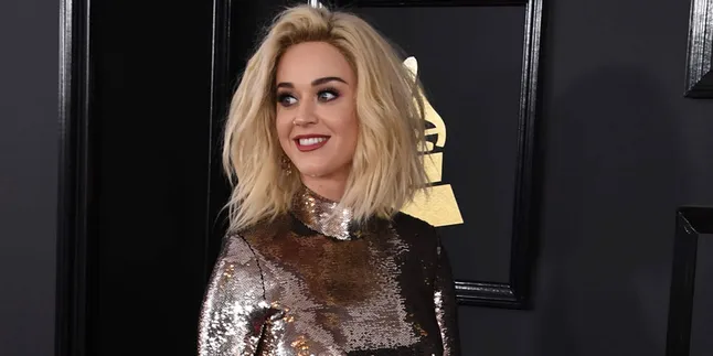 Katy Perry Duet Dengan 'Hamster' Raksasa di Atas Panggung