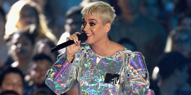 Katy Perry Sebut Ingin Menulis Ulang Lagu 'I Kissed A Girl', Apa Alasannya?