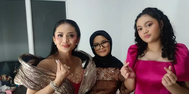 KD dan Amora Lemos Tampil Memukau di Panggung Final Gadis Sampul 2025, Pakai Gaun Karya Designer Gen Z!