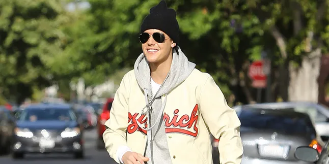 Ke Disneyland, Justin Bieber 'Kencani' Wanita Lain Ke Disneyland, Justin Bieber 'Kencani' Wanita Lain