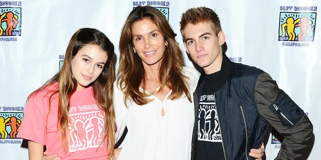 Ke Festival Coachella, Cindy Crawford & Putrinya Pakai Hot Pants Ke Festival Coachella, Cindy Crawford & Putrinya Pakai Hot Pants