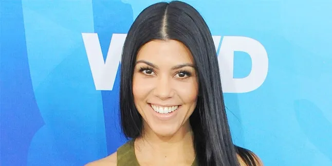 Ke Italia, Kourtney Kardashian Pamer Lekuk Tubuh Pakai Swimsuit Ke Italia, Kourtney Kardashian Pamer Lekuk Tubuh Pakai Swimsuit
