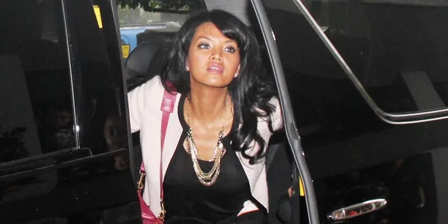 Ke Pengadilan Agama Tanpa Make Up, Mata Farah Quinn Tampak Sembab