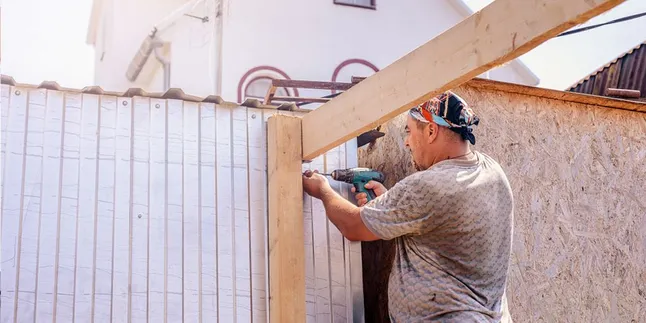 Keanehan Phil, Pekerja Konstruksi yang Gemar Berperilaku Ala Bayi