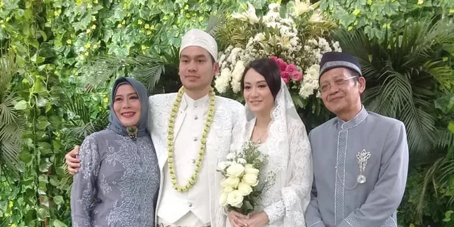 Kebahagiaan Dewi Yull Saat Rama dan Merdi Octavia Resmi Menikah Kebahagiaan Dewi Yull Saat Rama dan Merdi Octavia Resmi Menikah