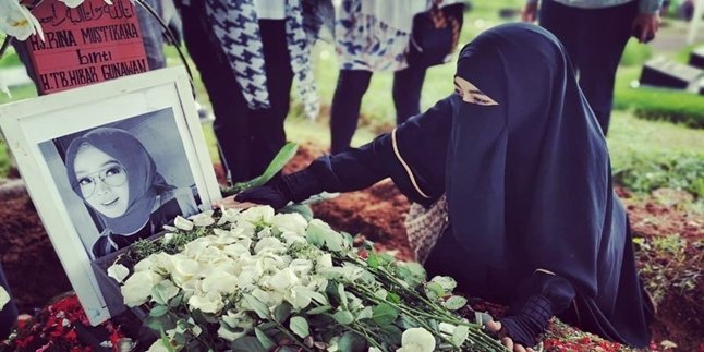 Rina Gunawan's Goodness Always Remembered by Umi Pipik