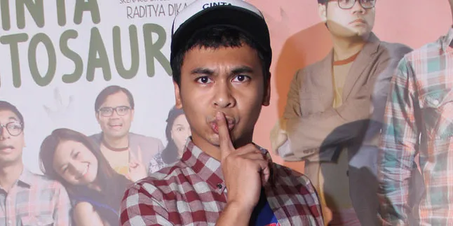 Kebanggaan Raditya Dika Tulis Sendiri Naskah 'CINTA BRONTOSAURUS'