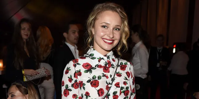 Baju Terlalu Berat, Hayden Panettiere Jatuh di Muka Umum! Baju Terlalu Berat, Hayden Panettiere Jatuh di Muka Umum!