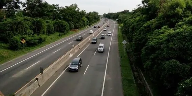Kecelakaan Beruntun di Tol Cipularang, Ada yang Terbakar dan Bikin Kendaraan Mengular