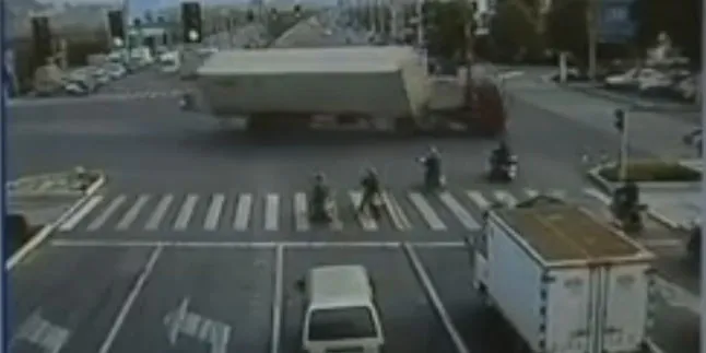 Kecelakaan, Truk Ini Nyaris Menyambar Motor Di Sekitarnya