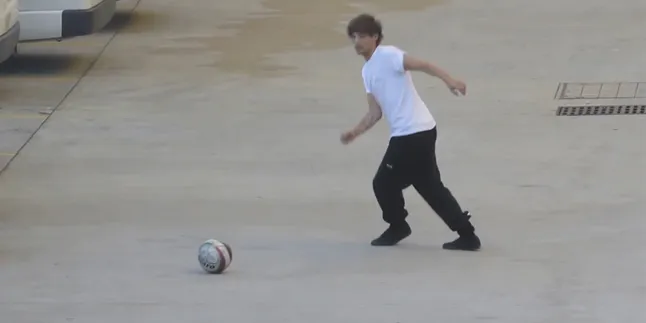 Kecenya Louis Tomlinson Saat Bermain Bola Kecenya Louis Tomlinson Saat Bermain Bola