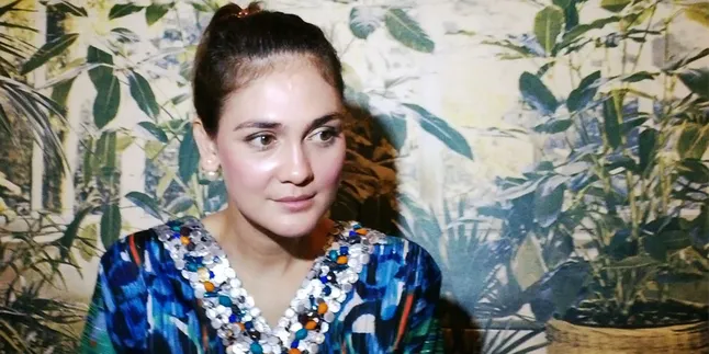Kedinginan, Luna Maya Tantang Pacar Ice Bucket Challenge? Kedinginan, Luna Maya Tantang Pacar Ice Bucket Challenge?