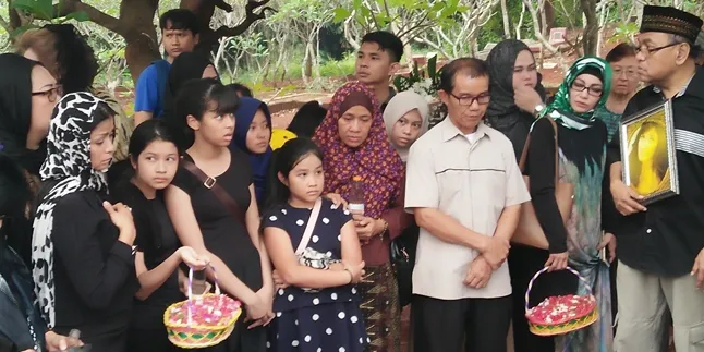 Kedua Anak Yana Zein Tegar Melihat Jenazah Ibunda Dimakamkan