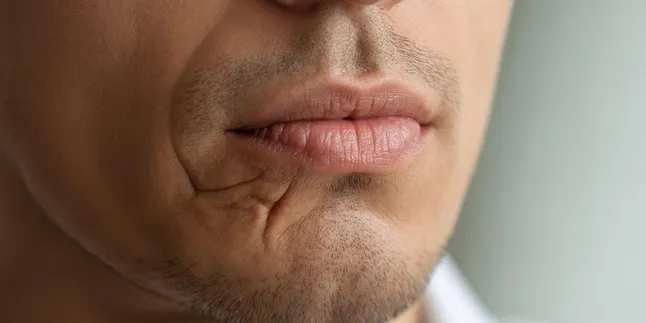 Kedutan Ujung Bibir Kanan Atas Primbon: Makna dan Penjelasan Lengkap