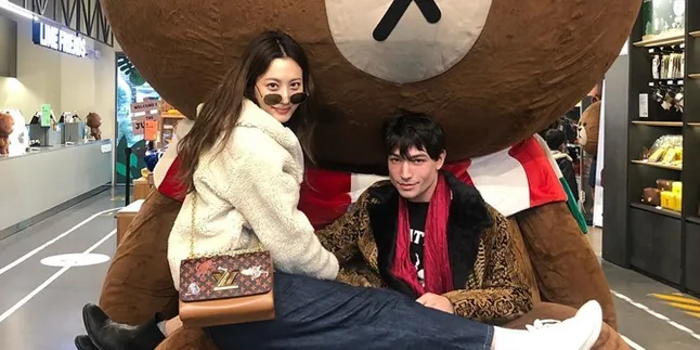 Kejutan! Claudia Kim & Ezra Miller Nonton 'FANTASTIC BEASTS 2' di Bioskop Korea Kejutan! Claudia Kim & Ezra Miller Nonton 'FANTASTIC BEASTS 2' di Bioskop Korea