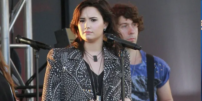 Kejutan, Demi Lovato Gaet Nick Jonas ke atas panggung