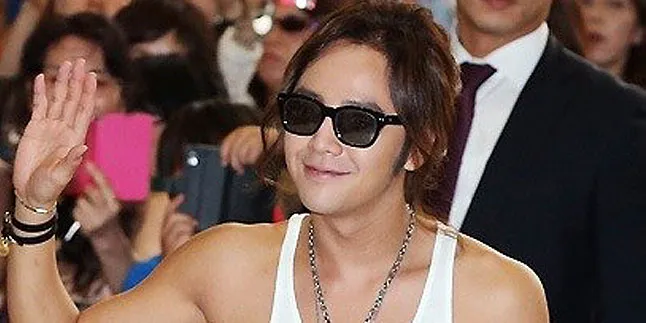 Kejutan Ultah, Ratusan Fans Jang Geun Suk Menanti di Bandara