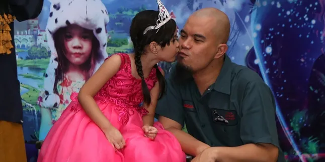 Kejutkan Mulan Jameela, Ahmad Dhani Buat Pesta Ulang Tahun Safeea Kejutkan Mulan Jameela, Ahmad Dhani Buat Pesta Ulang Tahun Safeea