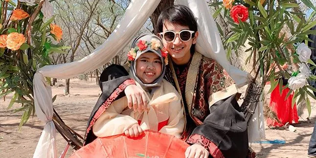 Kekeyi & Rio Ramadhan Makin Mesra, Pakai Hanbok - Tiduran Manja di Bahu