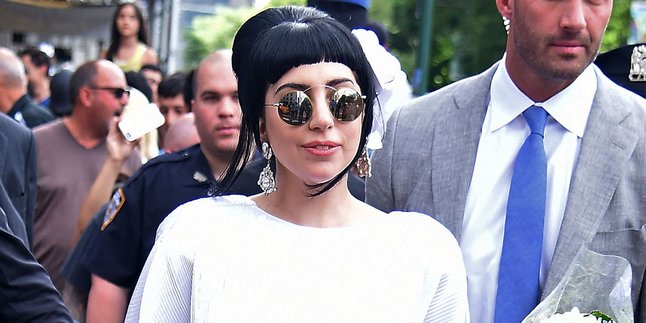 Kekurangan Oksigen, Lady Gaga Tumbang Saat Konser