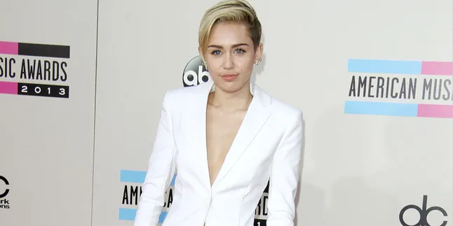 Kelabu, Miley Cyrus Tangisi Patung Anjing Raksasa di Konser!!