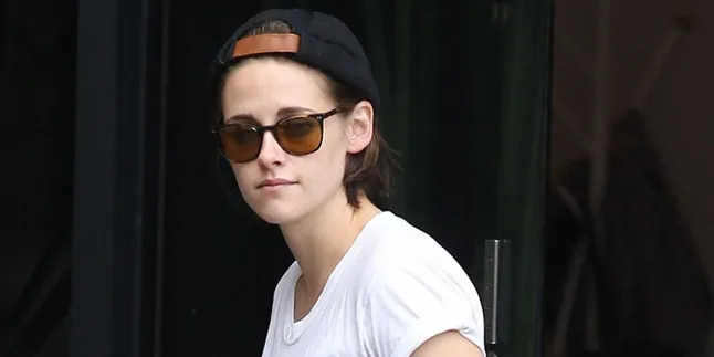Kelakuan Kristen Stewart Dalam Poster Ini Bikin Geleng Kepala