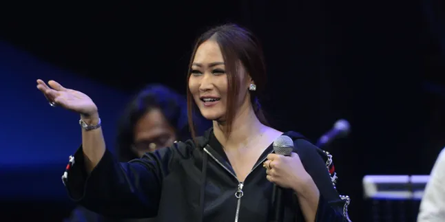 Kelelahan, Inul Daratista Tidur dengan Mulut Terbuka di Lobby Bandara