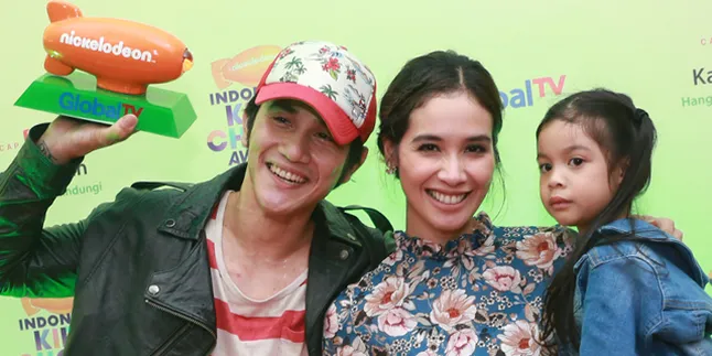 Kelelahan Jogging, Keluarga Vino G Bastian Nongkrong di Warung