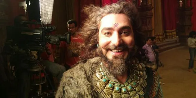 Kelicikan Sangkuni Bawa Piala Untuk Praneet Bhatt