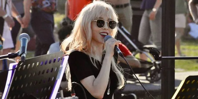Keliling Berlin, Taeyeon Girls Generation Kedapatan Nyanyi di Pinggir Jalan Keliling Berlin, Taeyeon Girls Generation Kedapatan Nyanyi di Pinggir Jalan
