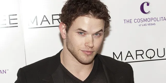 Kellan Lutz Pamer Perut Sixpack di Film HERCULES