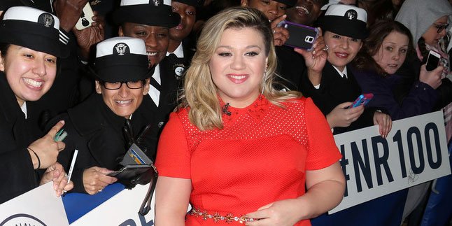 Kelly Clarkson Akhirnya Rilis Klip Baru Untuk 'Invincible'