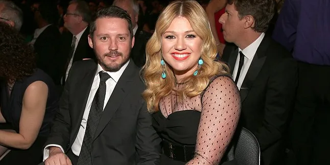 Kelly Clarkson Hamil Anak Pertama?