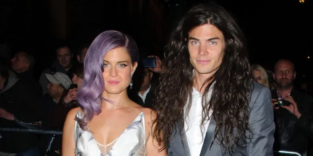 Kelly Osbourne - Matthew Mosshart Resmi Tunangan!