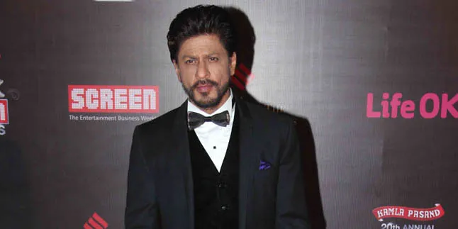 Keluar Dari Bandara, Shahrukh Khan Tak Bisa Lepas Dari Tasbihnya