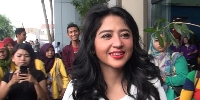 Keluar Rutan, Dewi Perssik Berlinang Air Mata