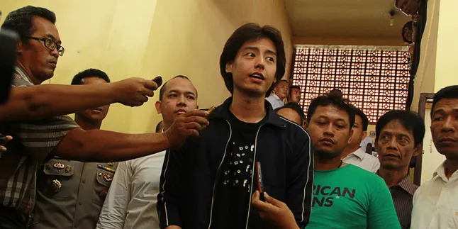 Keluar Tahanan, Roger Danuarta Mengaku Kondisinya Baik Keluar Tahanan, Roger Danuarta Mengaku Kondisinya Baik
