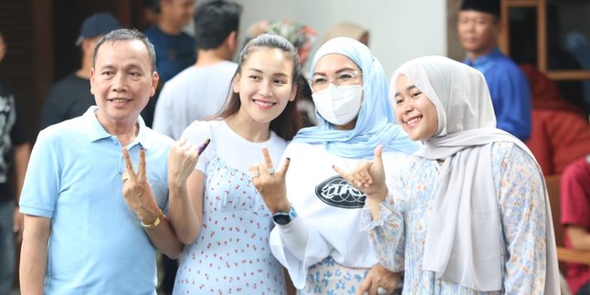 Ayu Ting Ting's Family Votes Together in the 2024 Regional Election, Hoping Depok Will Progress and Be Traffic-Free