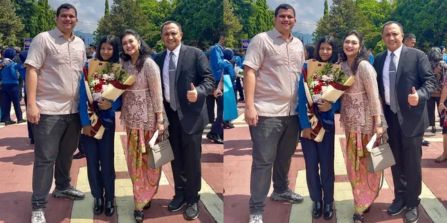 Keluarga Bahagia dan Harmonis, Ini Sederet Potret Bella Saphira Hadiri Wisuda Anak Sambung - Tampil Keibuan Keluarga Bahagia dan Harmonis, Ini Sederet Potret Bella Saphira Hadiri Wisuda Anak Sambung - Tampil Keibuan