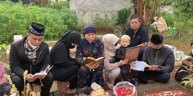 Keluarga Besar Haji Faisal Ziarah ke Makam Vanessa Angel dan Bibi Ardiansyah Jelang Ramadan, Gala Sky: Ini Mami
