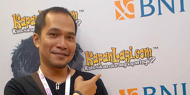 Keluarga dan Teman Mulai Penuhi Rumah Duka Ricky Jo Keluarga dan Teman Mulai Penuhi Rumah Duka Ricky Jo