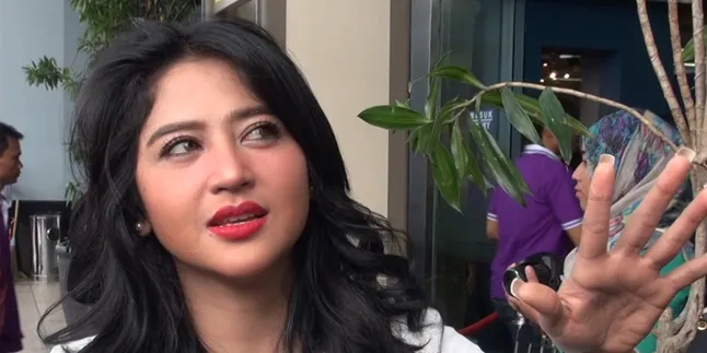 Keluarga Dewi Perssik Lapor ke Komisi Yudisial dan Komnas HAM Keluarga Dewi Perssik Lapor ke Komisi Yudisial dan Komnas HAM