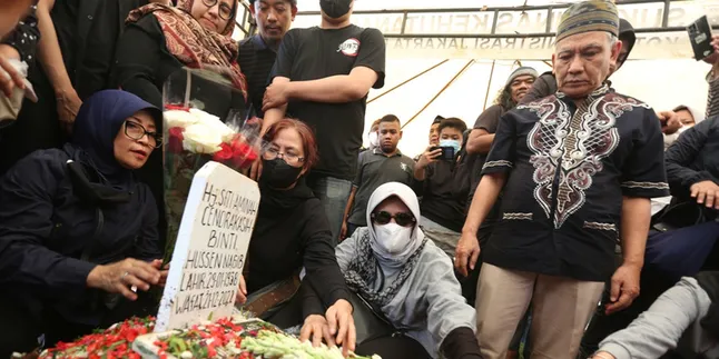 Keluarga Ikuti Wasiat Aminah Cendrakasih 'Mak Nyak', Dikubur Bersama Mak Uwok