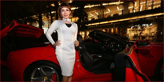 Kembali Bawa Ferrari, Roro Fitria Pakai Plat Nomor Cantik Baru Kembali Bawa Ferrari, Roro Fitria Pakai Plat Nomor Cantik Baru